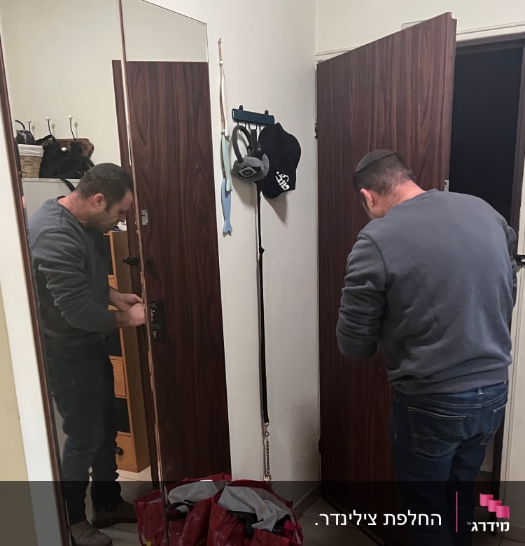 שני אנשים עובדים על מנעול דלת עץ